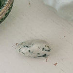 Boomagaat trommelstenen – curated crystal by Marga Jacobs | rust, symboliek en intuïtieve zelfzorg