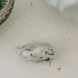 Boomagaat trommelstenen – curated crystal by Marga Jacobs | rust, symboliek en intuïtieve zelfzorg