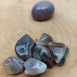 Botswana Agaat (grijs) trommelstenen – curated crystal by Marga Jacobs | rust, symboliek en intuïtieve zelfzorg