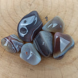 Botswana Agaat (grijs) trommelstenen – curated crystal by Marga Jacobs | rust, symboliek en intuïtieve zelfzorg