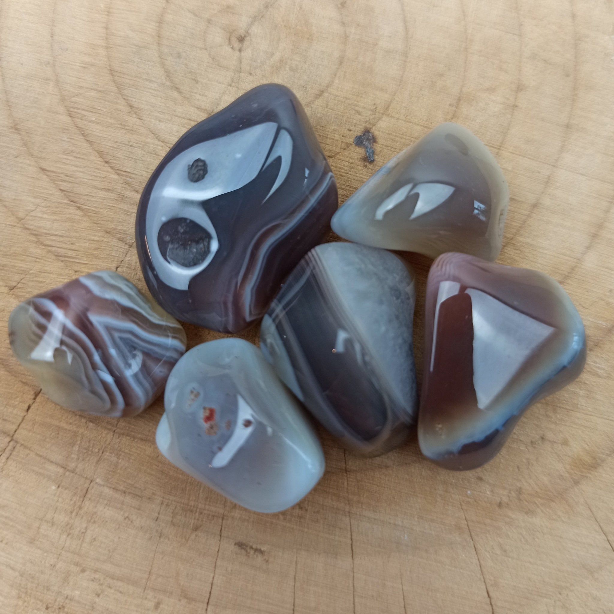 Botswana Agaat (grijs) trommelstenen – curated crystal by Marga Jacobs | rust, symboliek en intuïtieve zelfzorg