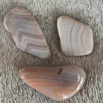 Botswana Agaat (roze) trommelstenen – curated crystal by Marga Jacobs | rust, symboliek en intuïtieve zelfzorg