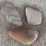 Botswana Agaat (roze) trommelstenen – curated crystal by Marga Jacobs | rust, symboliek en intuïtieve zelfzorg