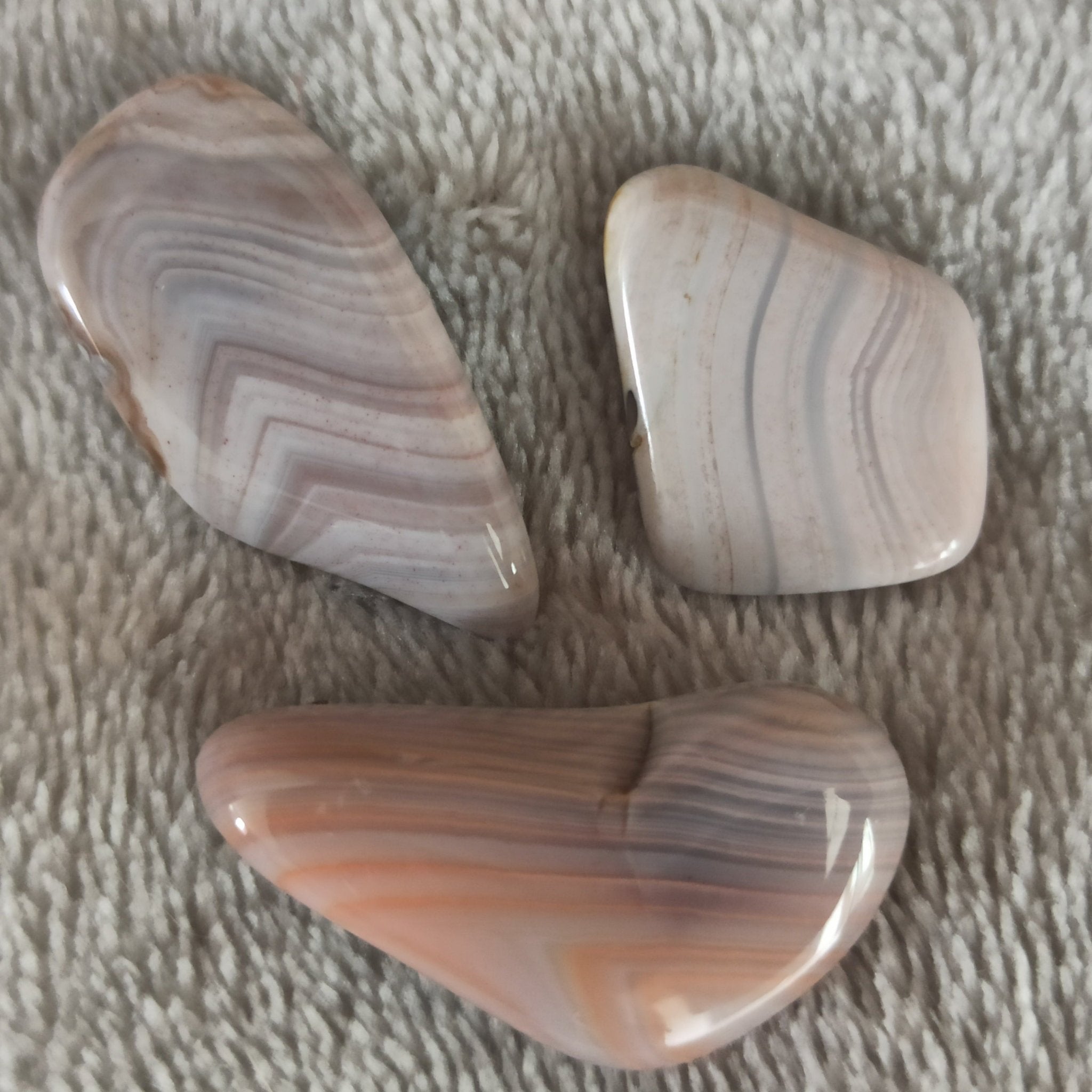 Botswana Agaat (roze) trommelstenen – curated crystal by Marga Jacobs | rust, symboliek en intuïtieve zelfzorg