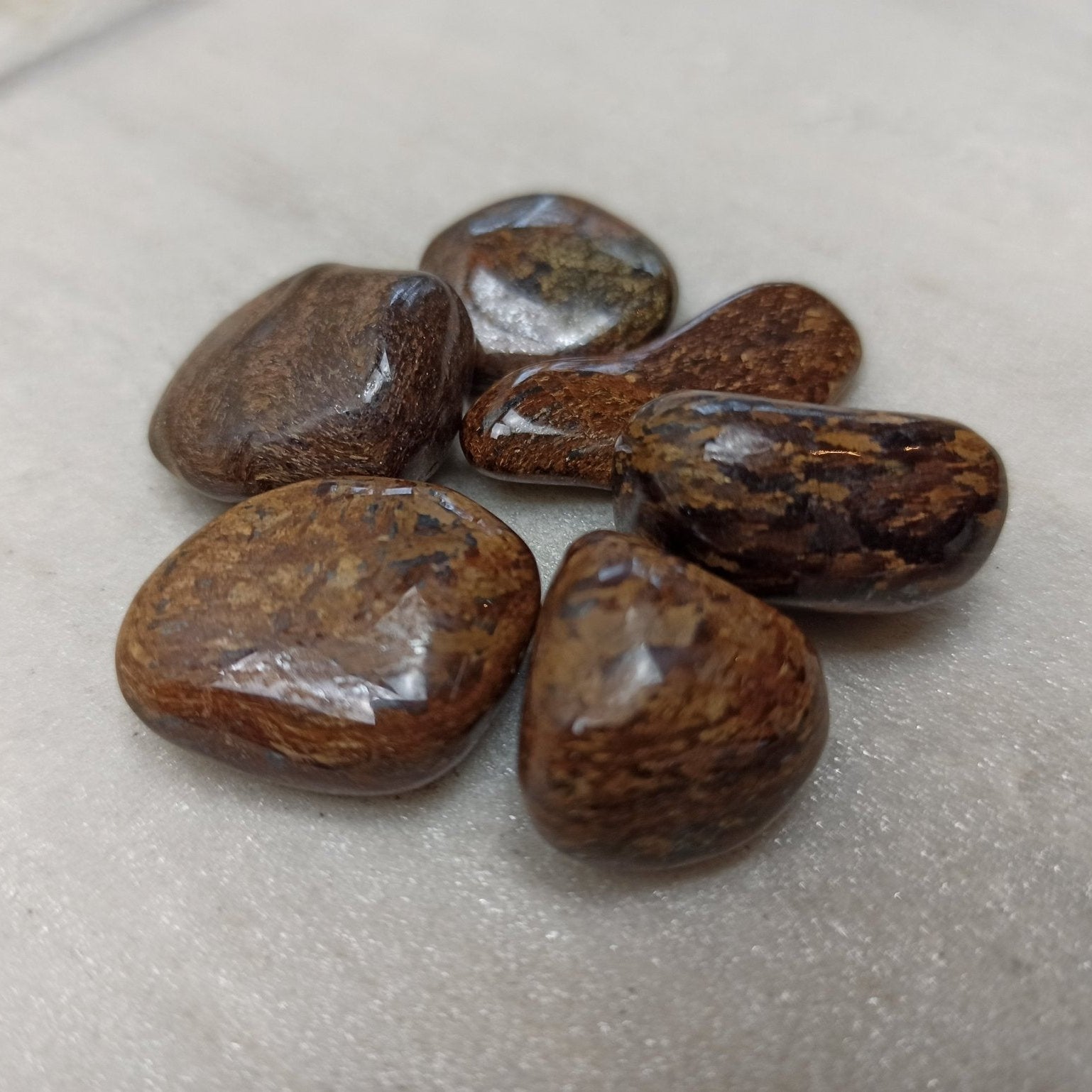 Bronziet trommelstenen – curated crystal by Marga Jacobs | rust, symboliek en intuïtieve zelfzorg