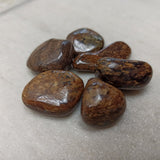 Bronziet trommelstenen – curated crystal by Marga Jacobs | rust, symboliek en intuïtieve zelfzorg