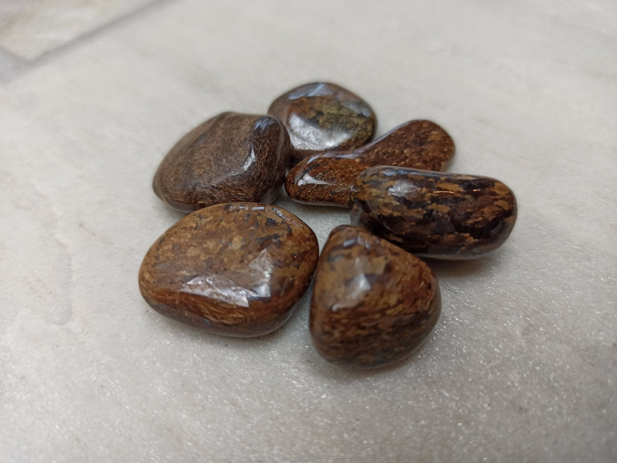 Bronziet trommelstenen – curated crystal by Marga Jacobs | rust, symboliek en intuïtieve zelfzorg