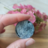 Buddstone trommelstenen – curated crystal by Marga Jacobs | rust, symboliek en intuïtieve zelfzorg