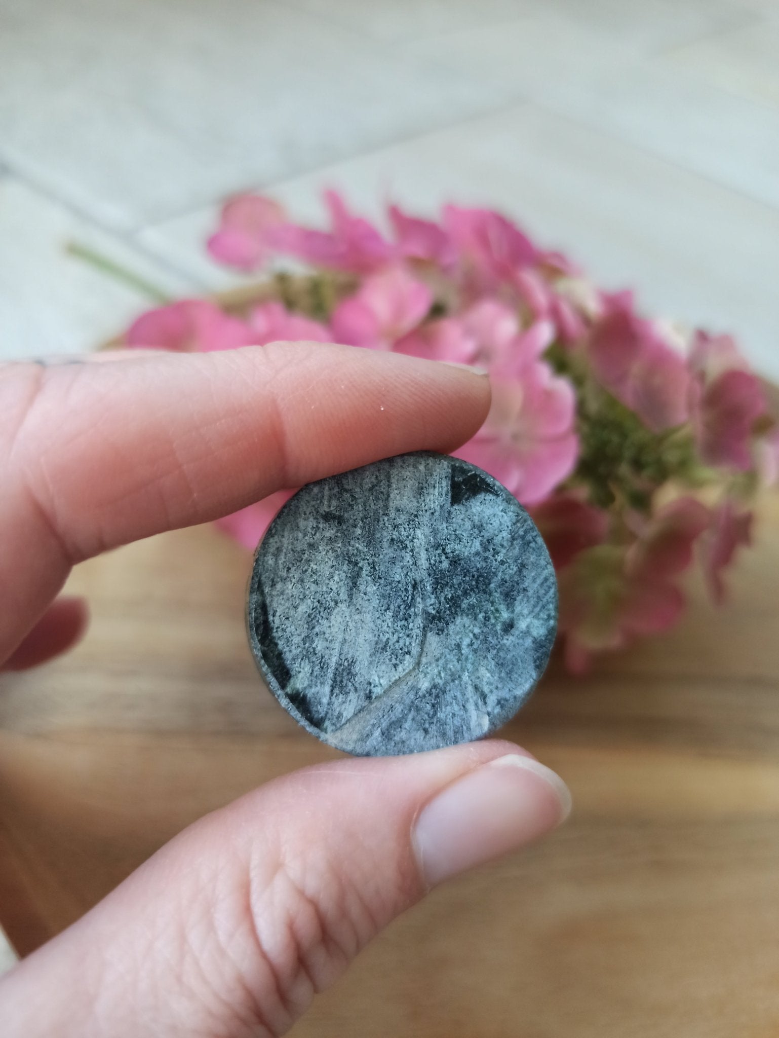 Buddstone trommelstenen – curated crystal by Marga Jacobs | rust, symboliek en intuïtieve zelfzorg