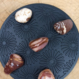 Cappuccino Jaspis trommelstenen – curated crystal by Marga Jacobs | rust, symboliek en intuïtieve zelfzorg