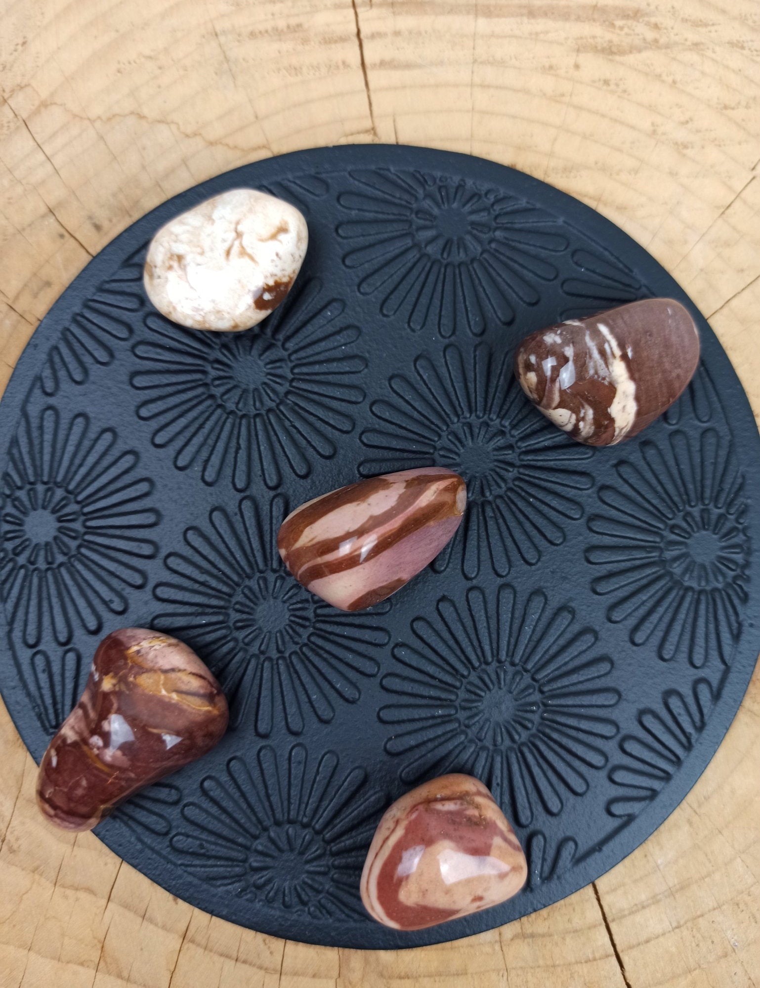 Cappuccino Jaspis trommelstenen – curated crystal by Marga Jacobs | rust, symboliek en intuïtieve zelfzorg