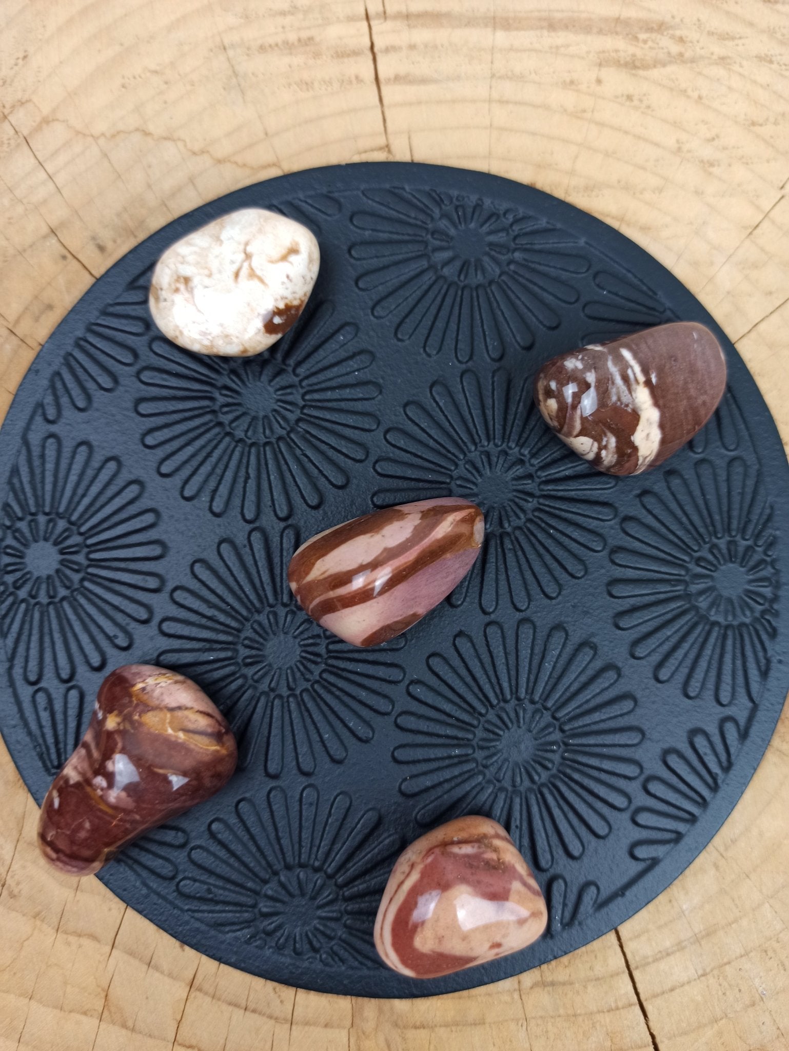 Cappuccino Jaspis trommelstenen – curated crystal by Marga Jacobs | rust, symboliek en intuïtieve zelfzorg