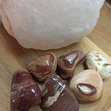 Cappuccino Jaspis trommelstenen – curated crystal by Marga Jacobs | rust, symboliek en intuïtieve zelfzorg