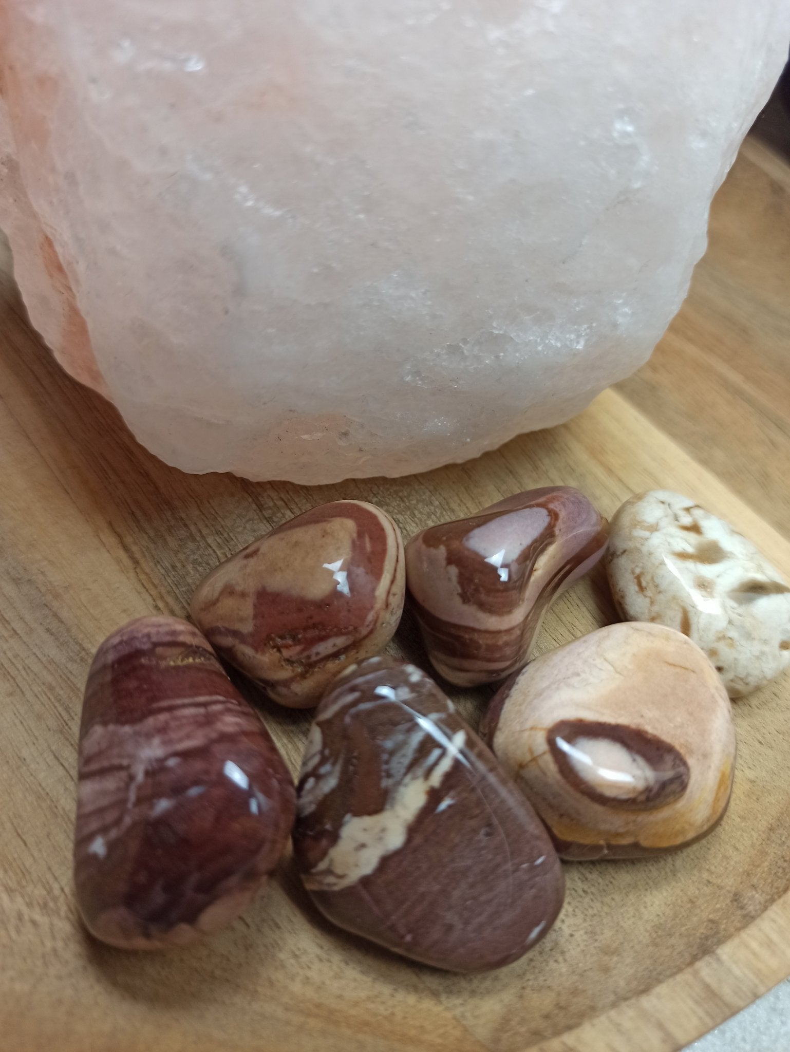 Cappuccino Jaspis trommelstenen – curated crystal by Marga Jacobs | rust, symboliek en intuïtieve zelfzorg