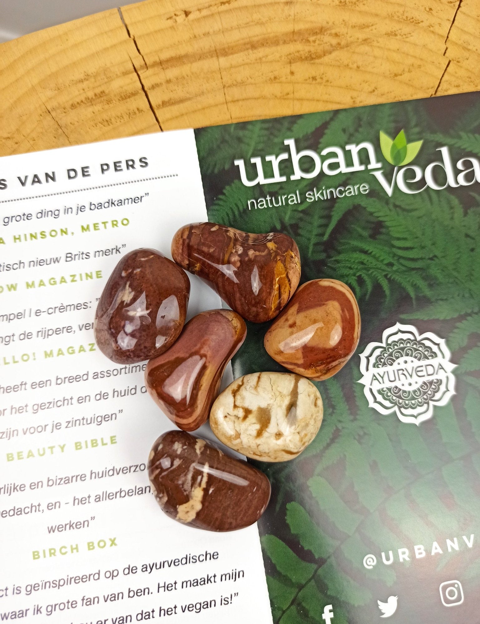 Cappuccino Jaspis trommelstenen – curated crystal by Marga Jacobs | rust, symboliek en intuïtieve zelfzorg