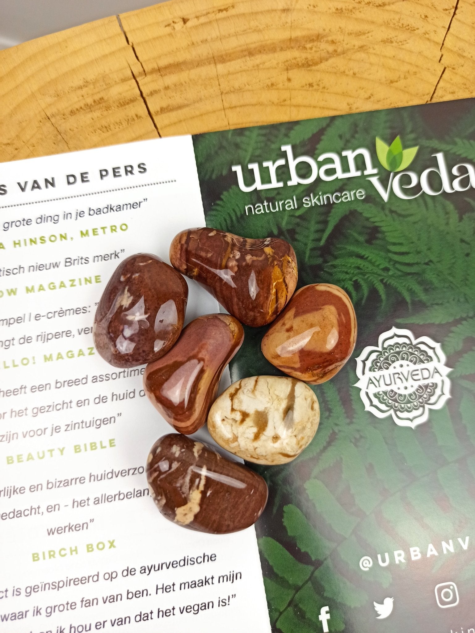 Cappuccino Jaspis trommelstenen – curated crystal by Marga Jacobs | rust, symboliek en intuïtieve zelfzorg