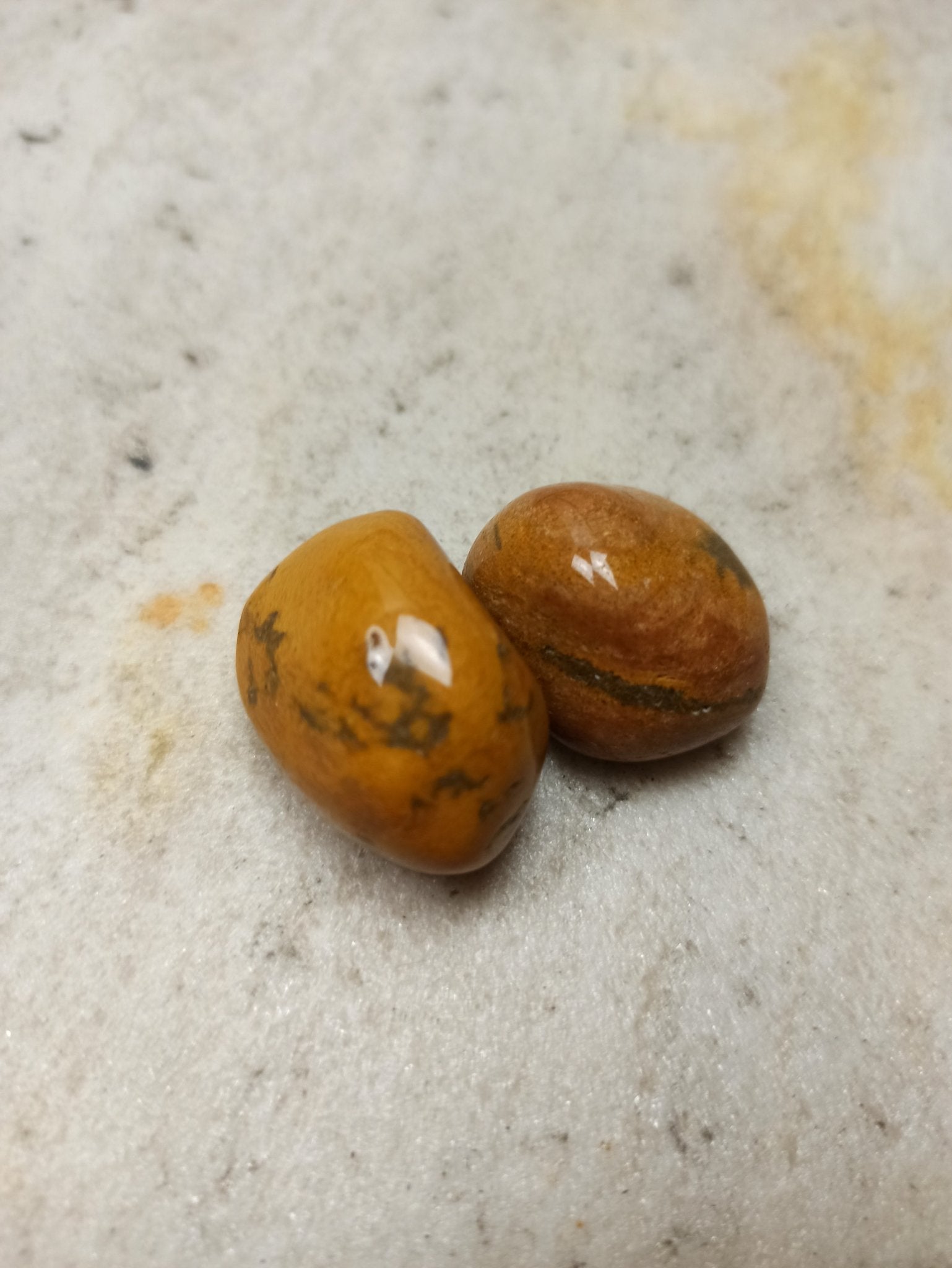 Caramel Jaspis trommelstenen – curated crystal by Marga Jacobs | rust, symboliek en intuïtieve zelfzorg