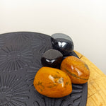 Caramel Jaspis trommelstenen – curated crystal by Marga Jacobs | rust, symboliek en intuïtieve zelfzorg