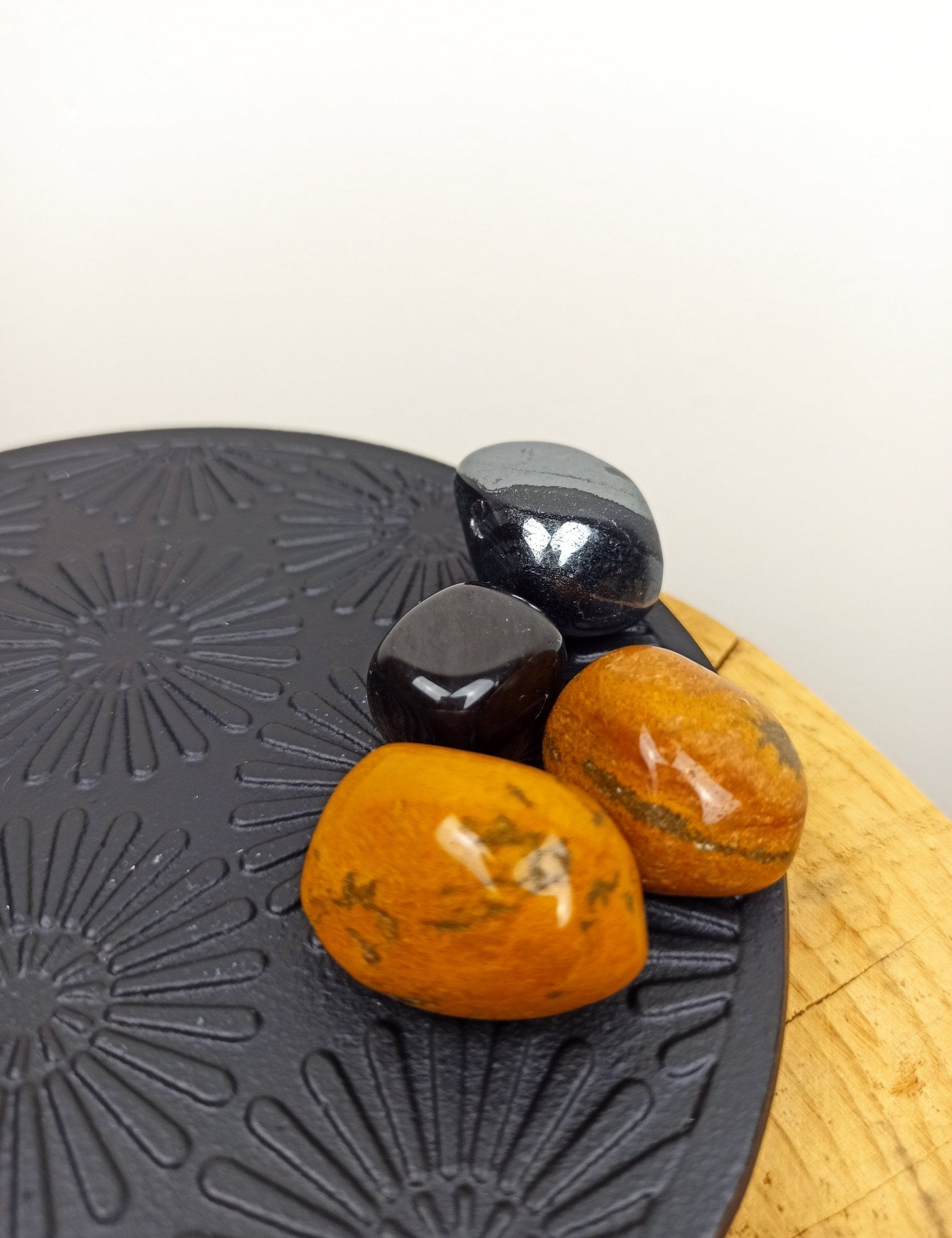 Caramel Jaspis trommelstenen – curated crystal by Marga Jacobs | rust, symboliek en intuïtieve zelfzorg