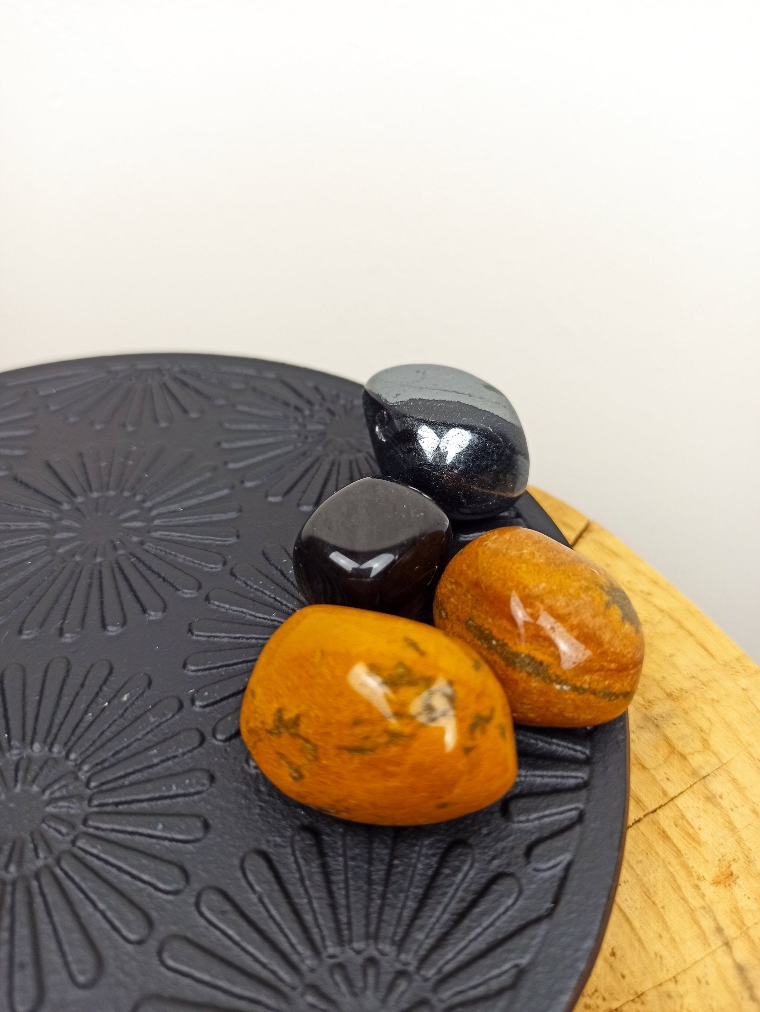 Caramel Jaspis trommelstenen – curated crystal by Marga Jacobs | rust, symboliek en intuïtieve zelfzorg