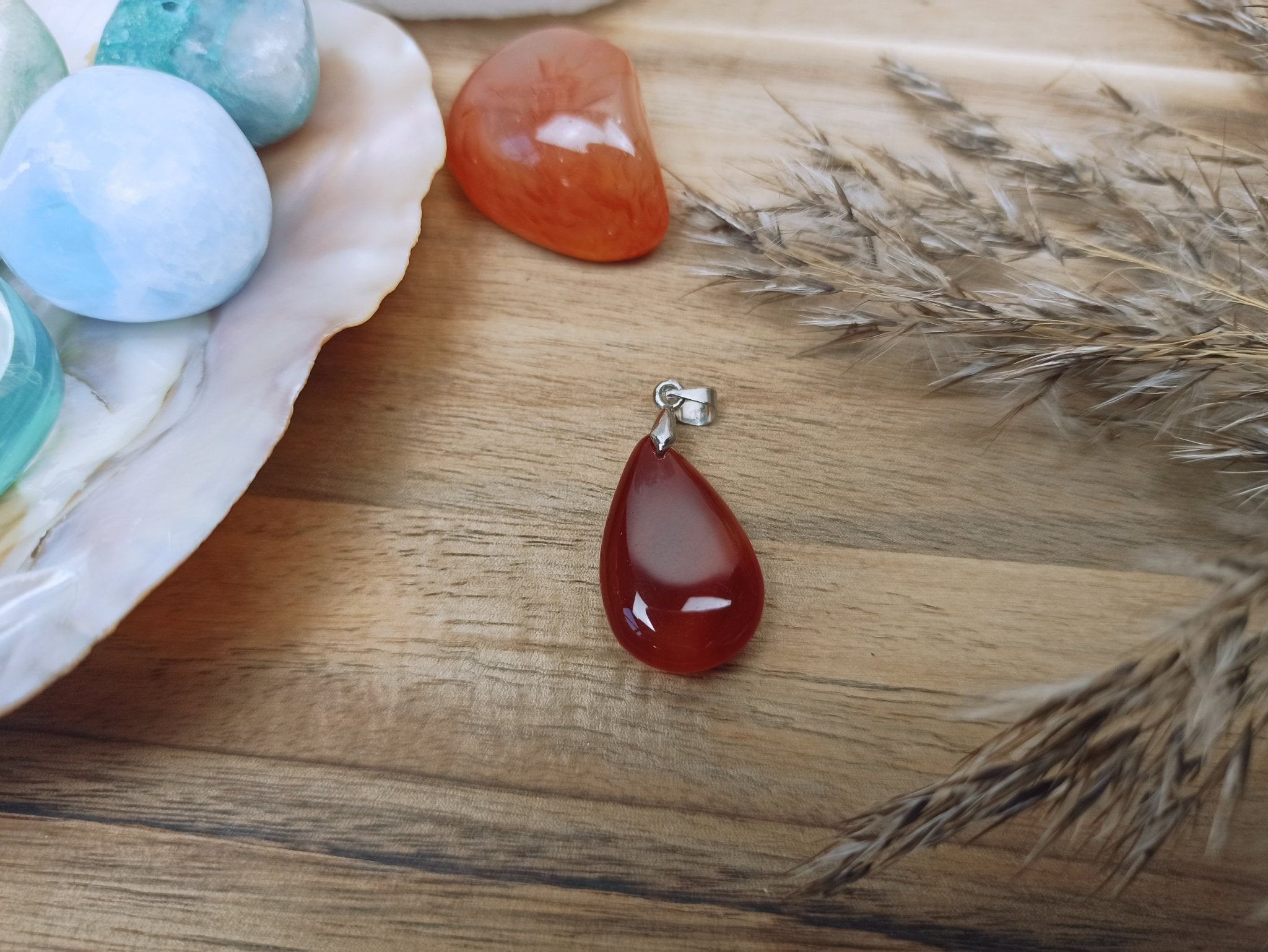 Carneool edelsteen hanger druppel | 25 mm – curated crystal by Marga Jacobs | rust, symboliek en intuïtieve zelfzorg