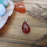 Carneool edelsteen hanger druppel | 25 mm – curated crystal by Marga Jacobs | rust, symboliek en intuïtieve zelfzorg