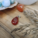 Carneool edelsteen hanger druppel | 25 mm – curated crystal by Marga Jacobs | rust, symboliek en intuïtieve zelfzorg