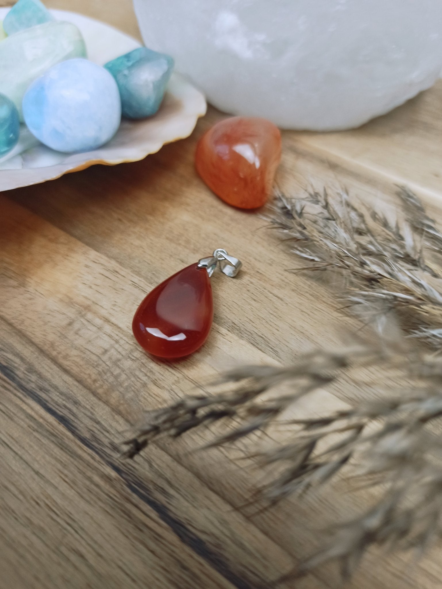 Carneool edelsteen hanger druppel | 25 mm – curated crystal by Marga Jacobs | rust, symboliek en intuïtieve zelfzorg