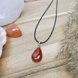 Carneool edelsteen hanger druppel | 25 mm – curated crystal by Marga Jacobs | rust, symboliek en intuïtieve zelfzorg