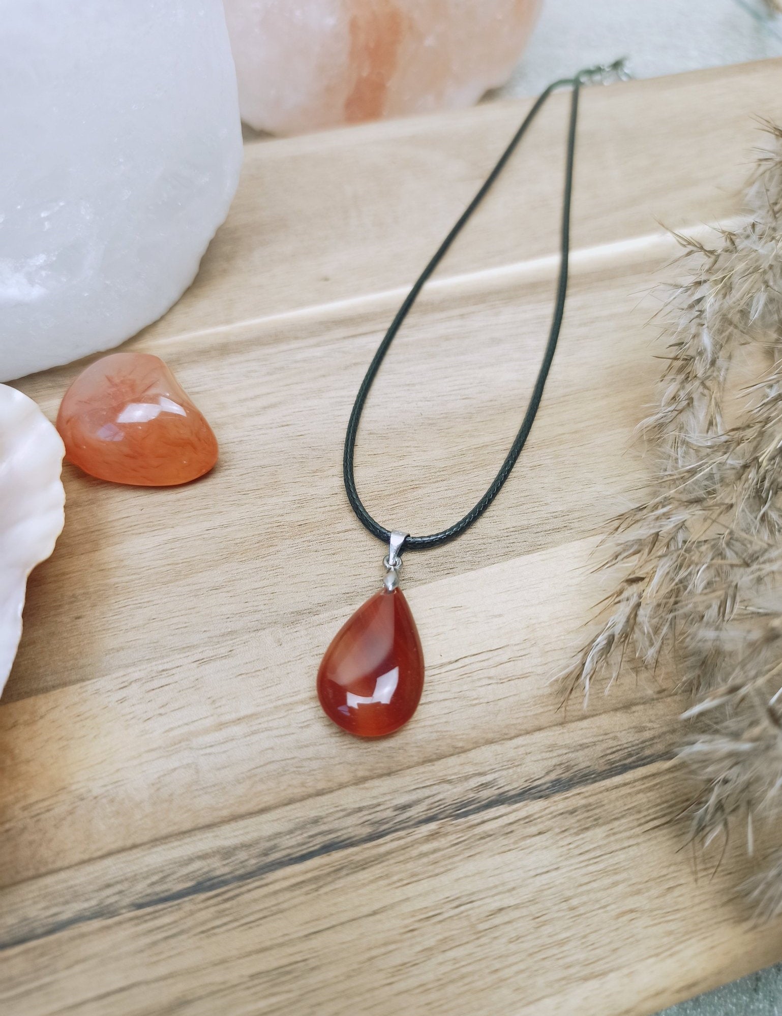 Carneool edelsteen hanger druppel | 25 mm – curated crystal by Marga Jacobs | rust, symboliek en intuïtieve zelfzorg