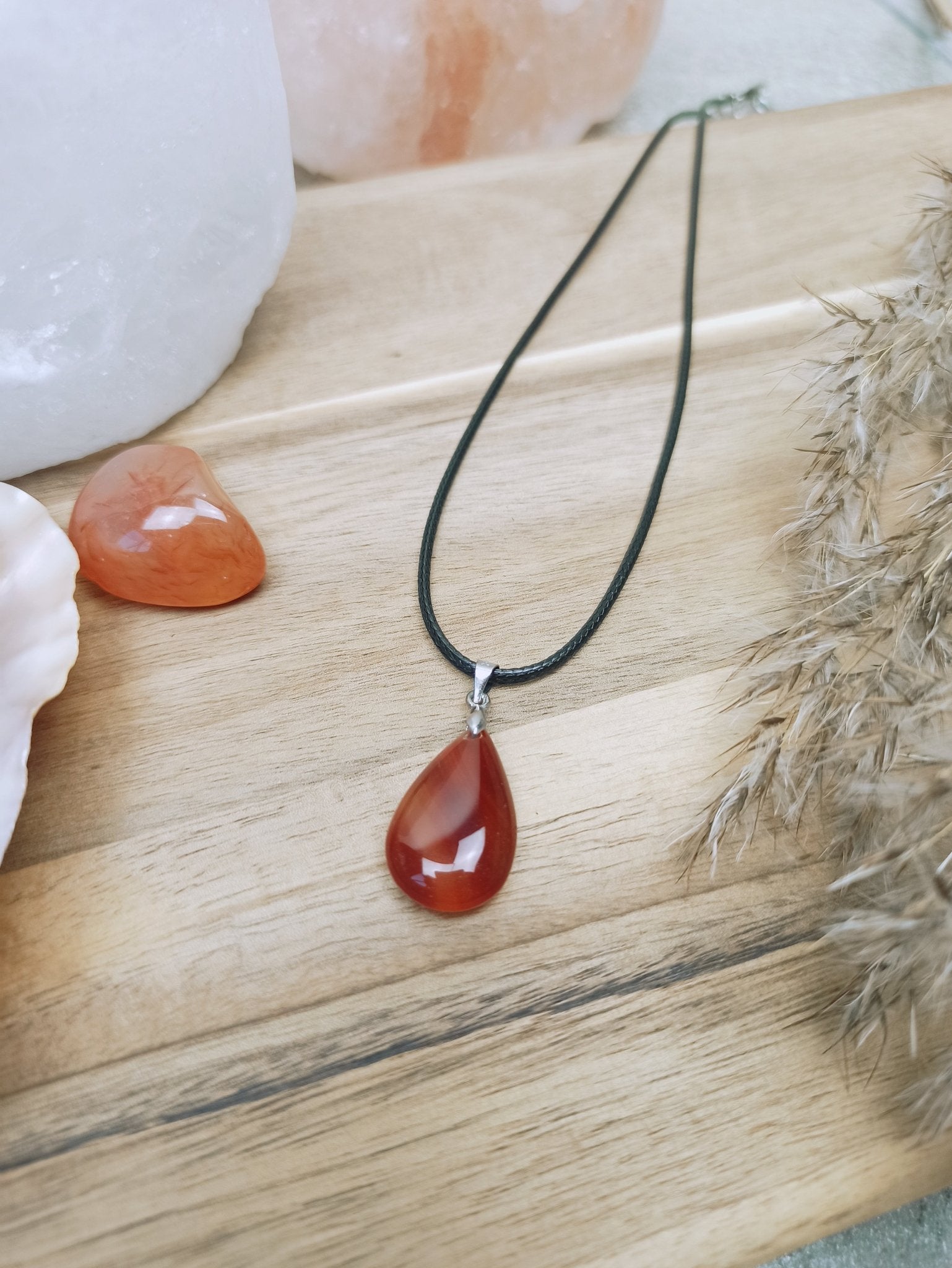 Carneool edelsteen hanger druppel | 25 mm – curated crystal by Marga Jacobs | rust, symboliek en intuïtieve zelfzorg