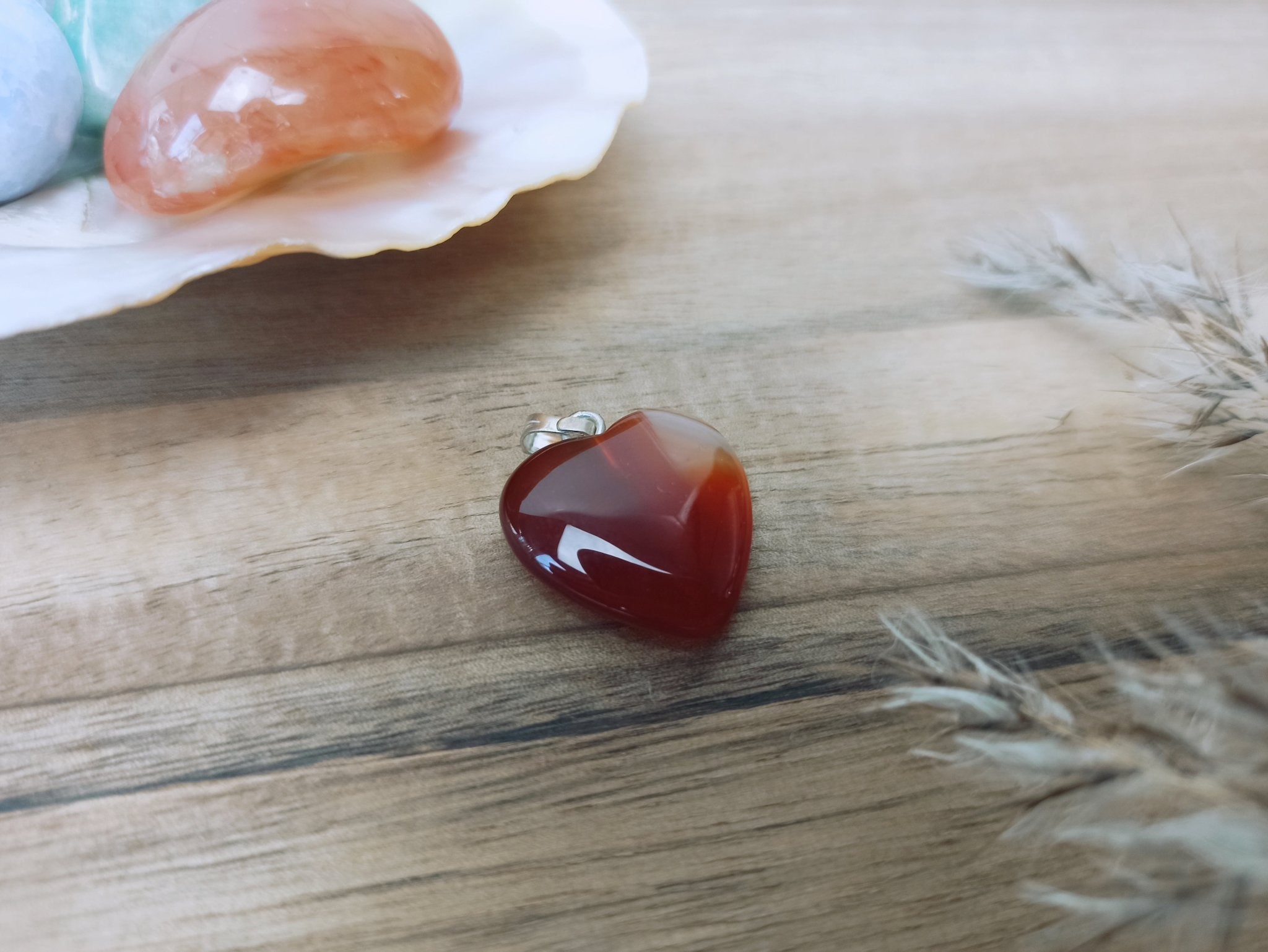 Carneool edelsteen hanger hart | 20 mm – curated crystal by Marga Jacobs | rust, symboliek en intuïtieve zelfzorg