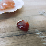 Carneool edelsteen hanger hart | 20 mm – curated crystal by Marga Jacobs | rust, symboliek en intuïtieve zelfzorg