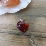 Carneool edelsteen hanger hart | 20 mm – curated crystal by Marga Jacobs | rust, symboliek en intuïtieve zelfzorg