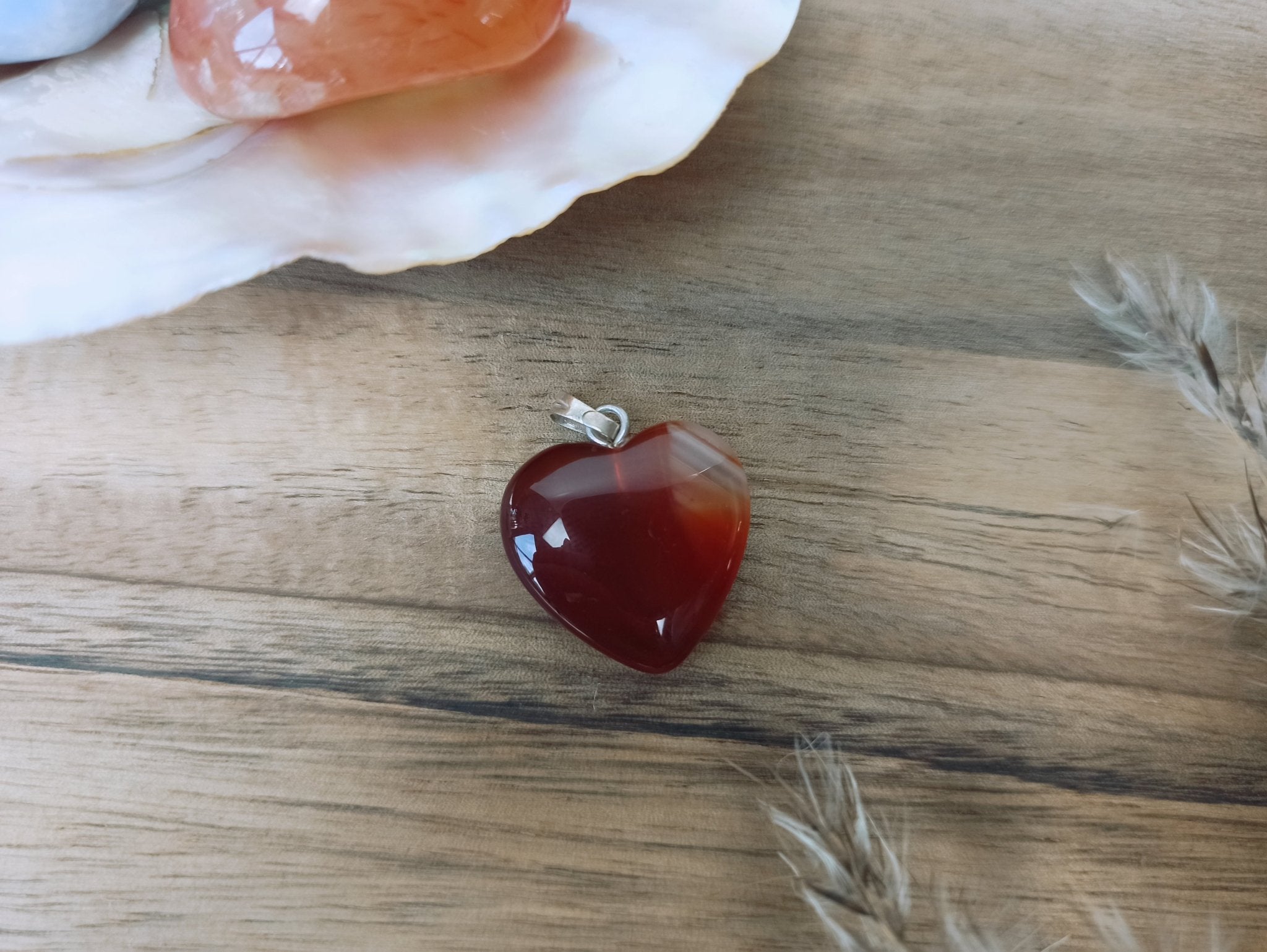 Carneool edelsteen hanger hart | 20 mm – curated crystal by Marga Jacobs | rust, symboliek en intuïtieve zelfzorg