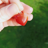 Carneool edelsteen hanger hart | 20 mm – curated crystal by Marga Jacobs | rust, symboliek en intuïtieve zelfzorg