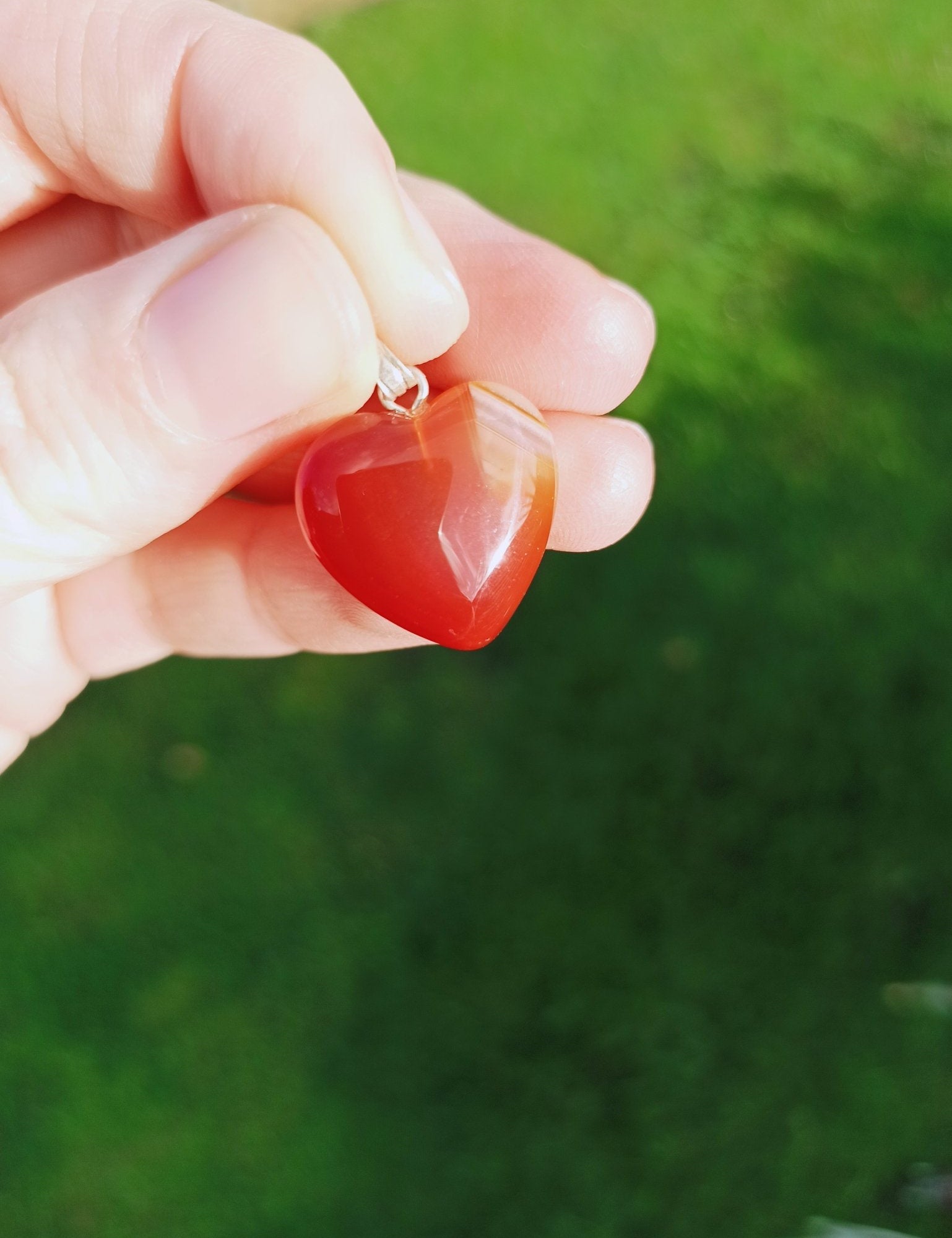 Carneool edelsteen hanger hart | 20 mm – curated crystal by Marga Jacobs | rust, symboliek en intuïtieve zelfzorg