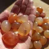 Carneool trommelstenen – curated crystal by Marga Jacobs | rust, symboliek en intuïtieve zelfzorg