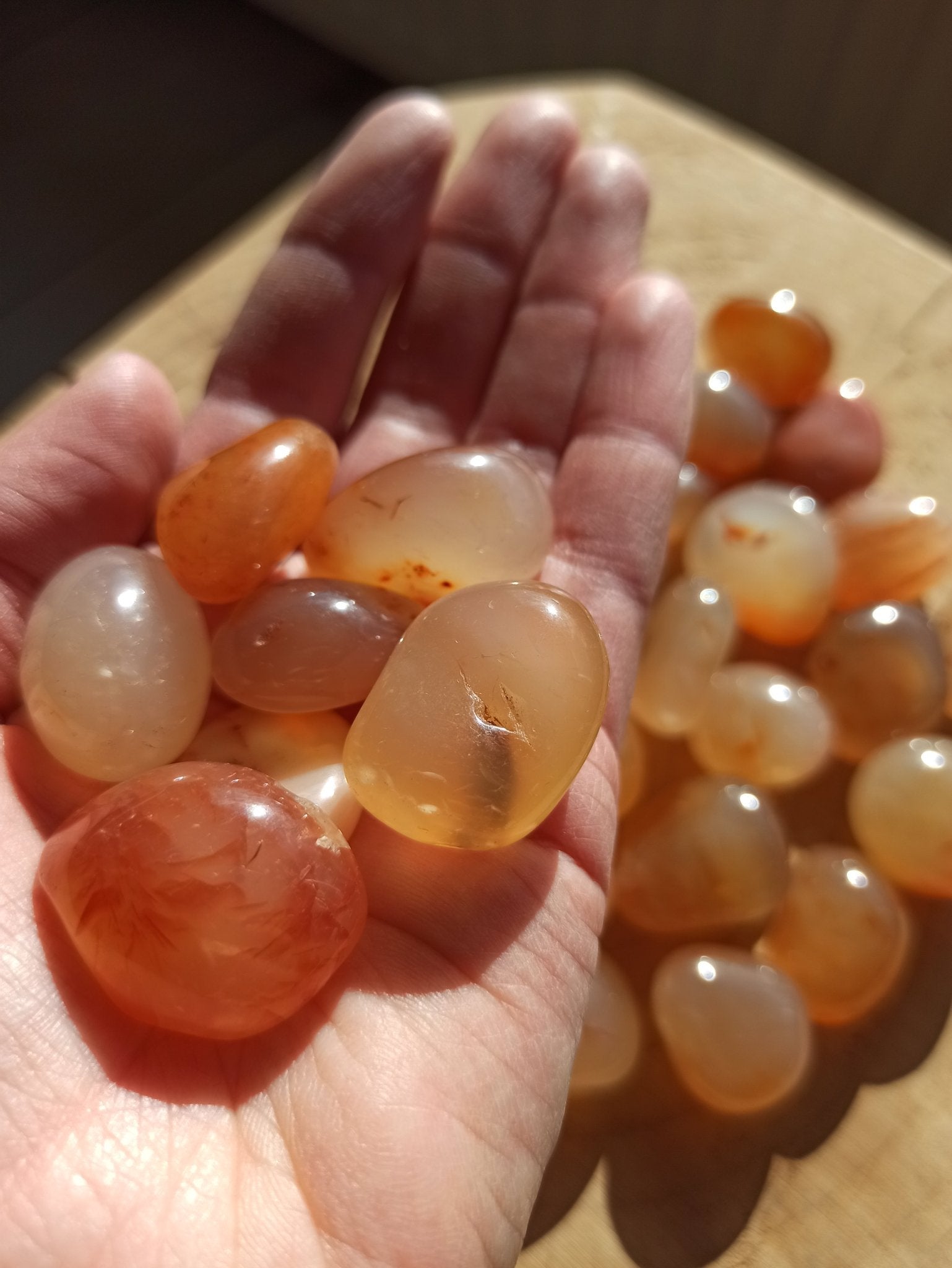 Carneool trommelstenen – curated crystal by Marga Jacobs | rust, symboliek en intuïtieve zelfzorg