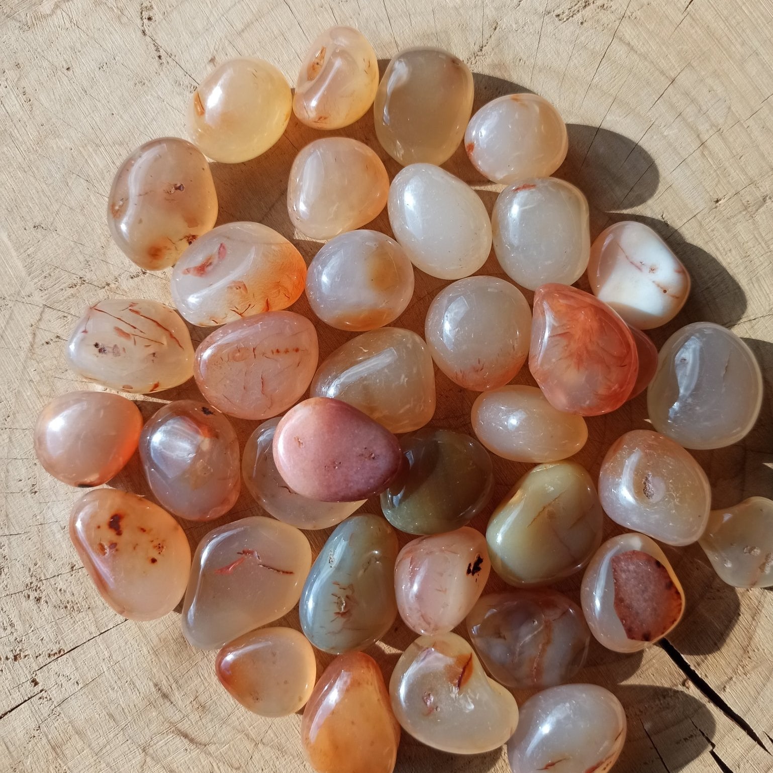 Carneool trommelstenen – curated crystal by Marga Jacobs | rust, symboliek en intuïtieve zelfzorg