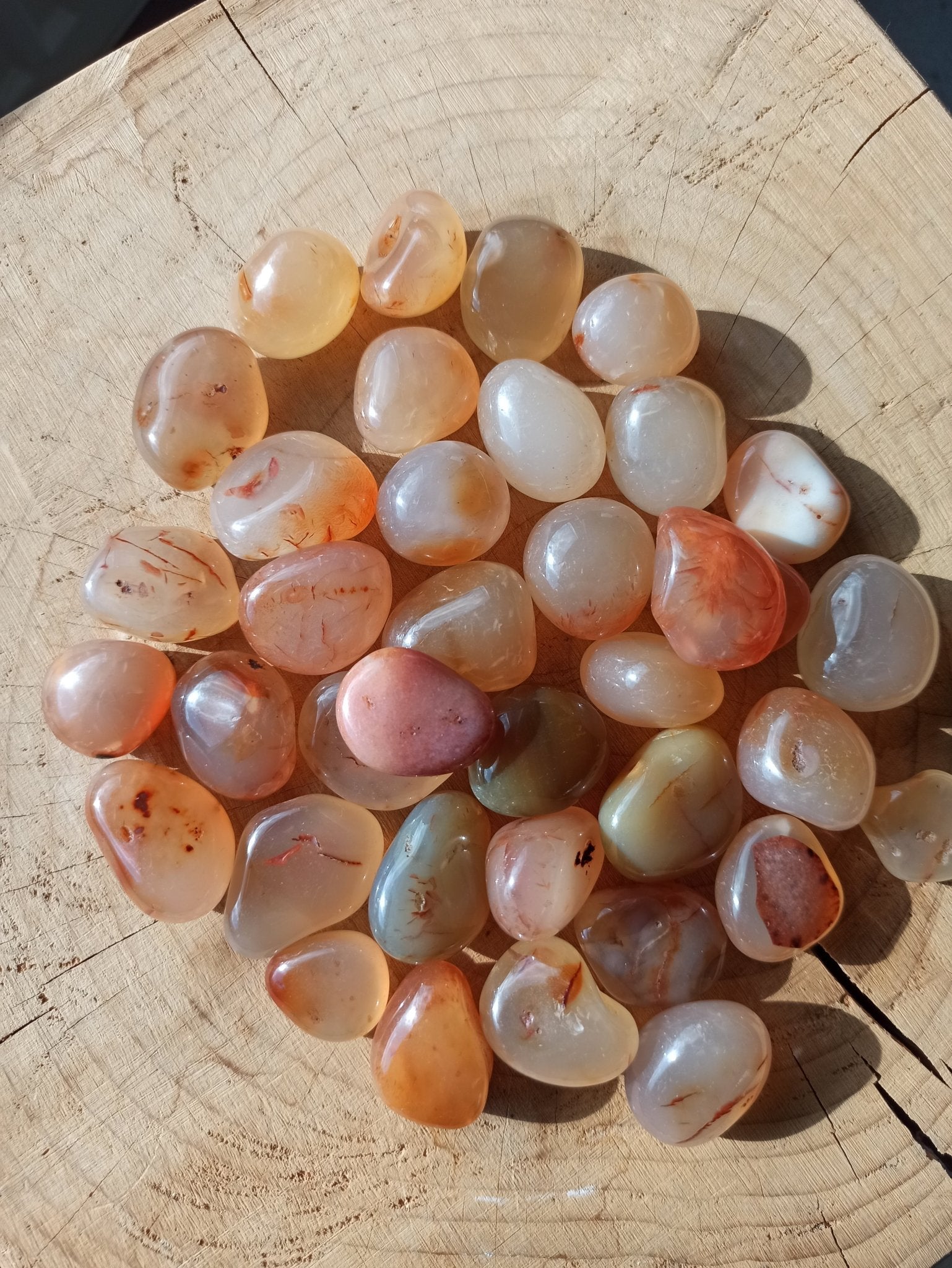 Carneool trommelstenen – curated crystal by Marga Jacobs | rust, symboliek en intuïtieve zelfzorg