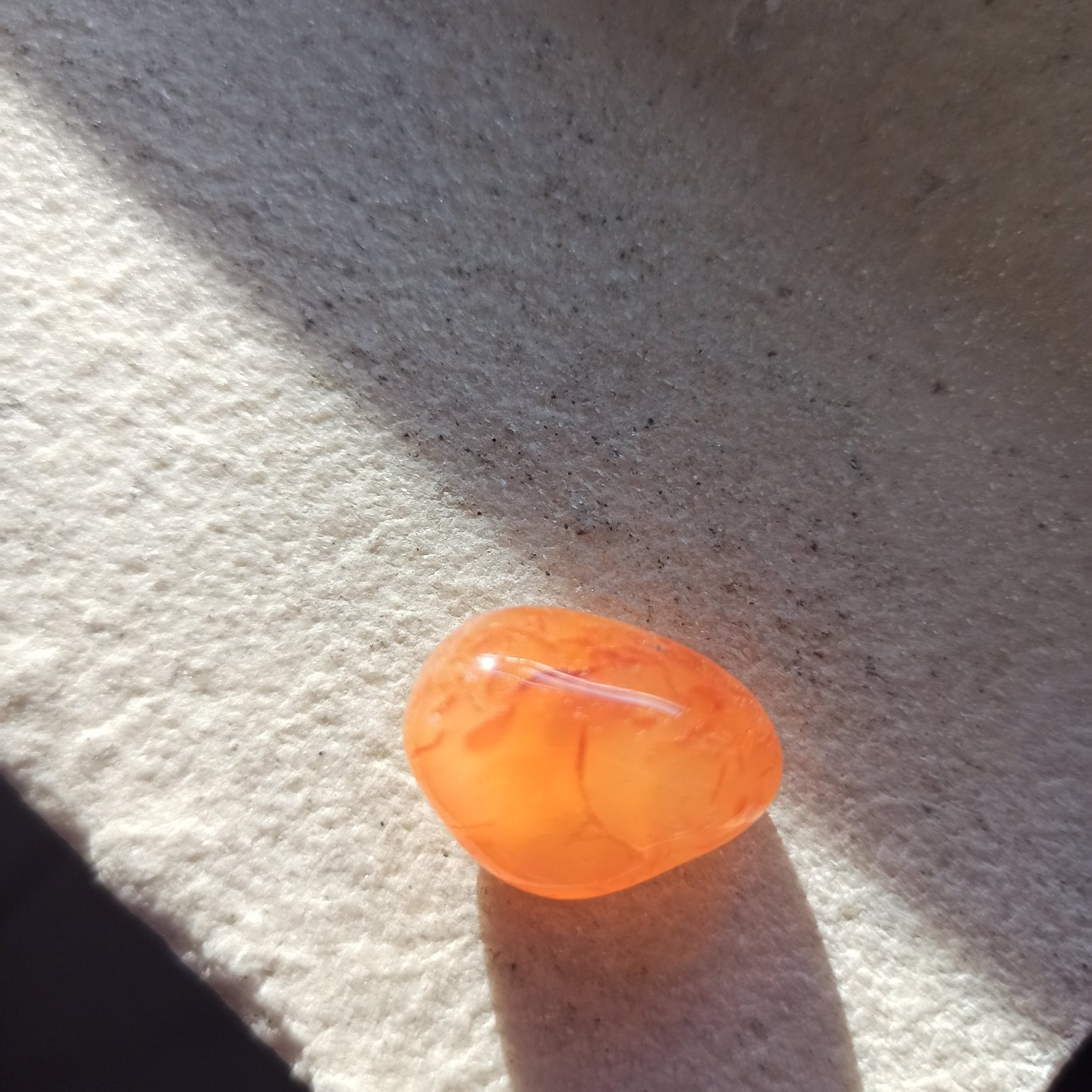 Carneool trommelstenen – curated crystal by Marga Jacobs | rust, symboliek en intuïtieve zelfzorg