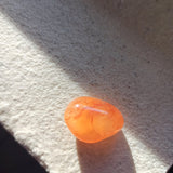 Carneool trommelstenen – curated crystal by Marga Jacobs | rust, symboliek en intuïtieve zelfzorg