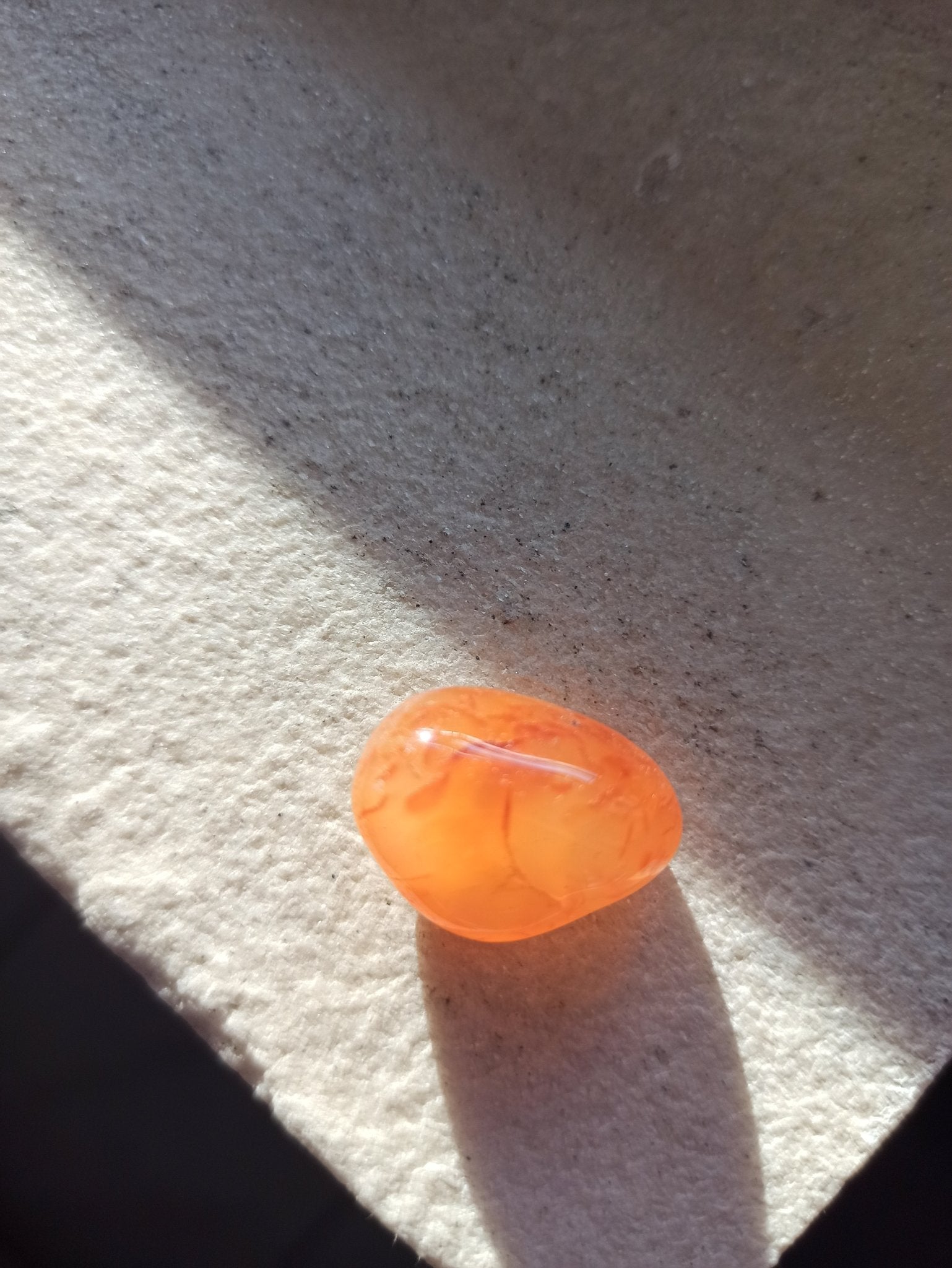 Carneool trommelstenen – curated crystal by Marga Jacobs | rust, symboliek en intuïtieve zelfzorg