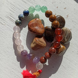 Chakra edelsteen armband met flosje | 8 mm – curated crystal by Marga Jacobs | rust, symboliek en intuïtieve zelfzorg