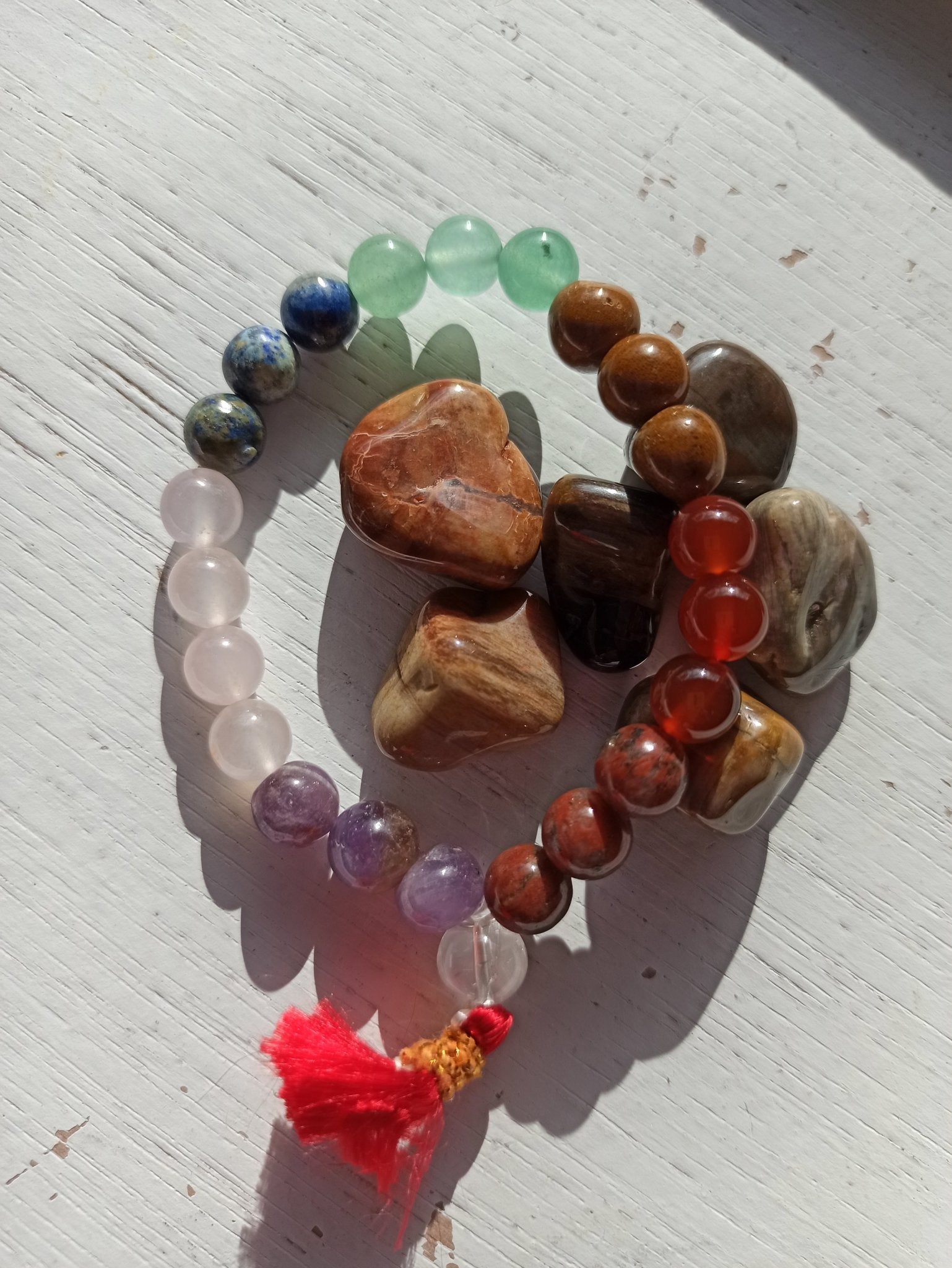 Chakra edelsteen armband met flosje | 8 mm – curated crystal by Marga Jacobs | rust, symboliek en intuïtieve zelfzorg