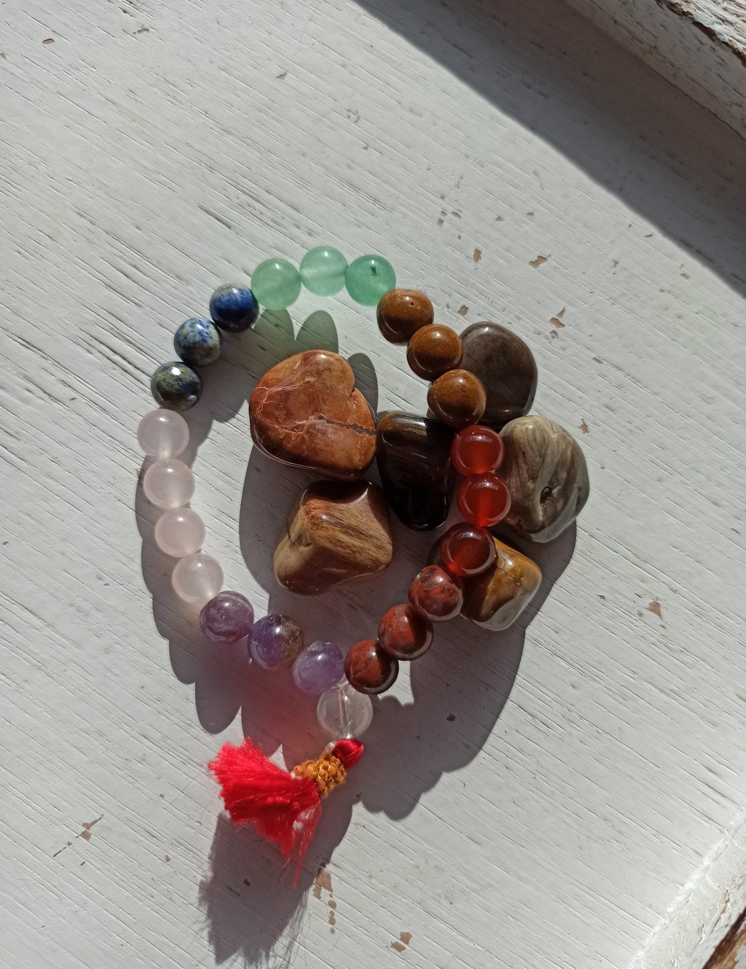 Chakra edelsteen armband met flosje | 8 mm – curated crystal by Marga Jacobs | rust, symboliek en intuïtieve zelfzorg