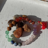 Chakra edelsteen armband met flosje | 8 mm – curated crystal by Marga Jacobs | rust, symboliek en intuïtieve zelfzorg