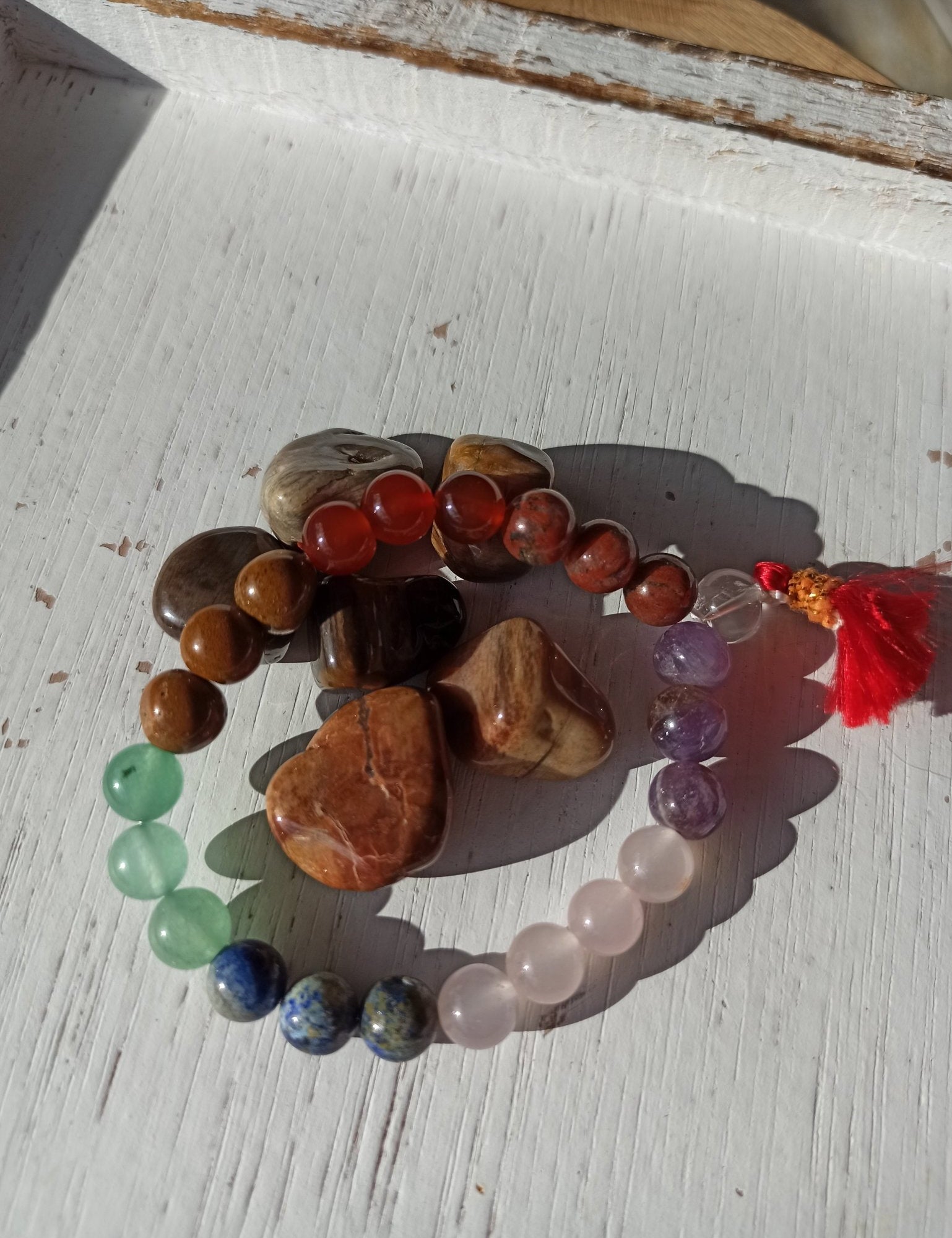 Chakra edelsteen armband met flosje | 8 mm – curated crystal by Marga Jacobs | rust, symboliek en intuïtieve zelfzorg