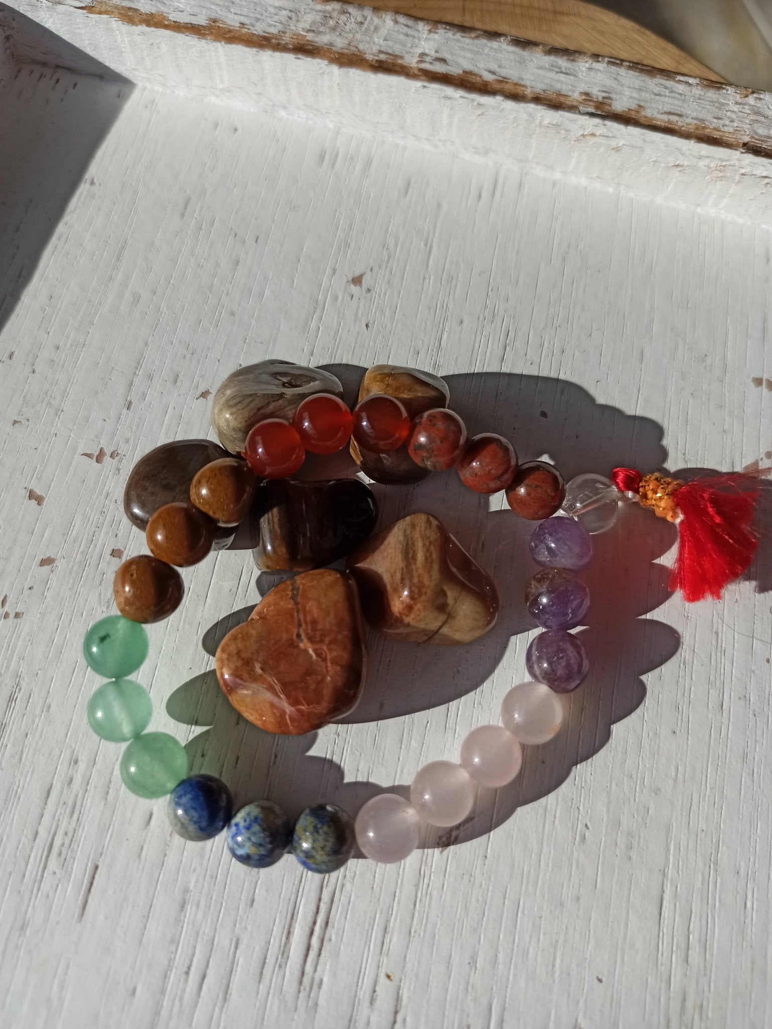 Chakra edelsteen armband met flosje | 8 mm – curated crystal by Marga Jacobs | rust, symboliek en intuïtieve zelfzorg
